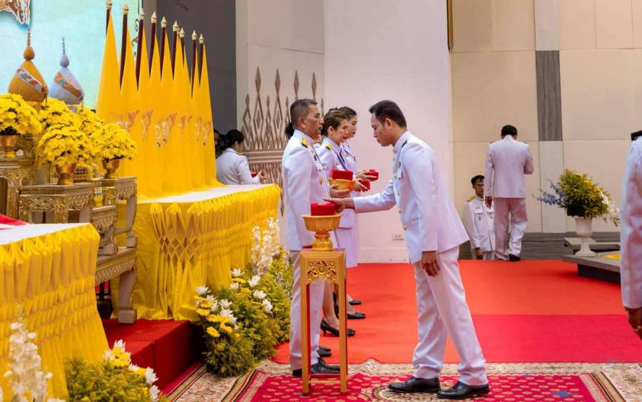 นายพิพัฒน์ รอดชมภู นายกเทศมนตรีตำบลบ้านธาตุ เป็นผู้แทนเข้ารับเครื่องราชอิสริยาภรณ์ชั้นต่ำกว่าสายสะพายและเหรียญจักรพรรดิมาลา ประกาศนียบัตรกํากับเครื่องราชอีสริยาภรณ์ตามบัญชีการจ่ายเครื่องราชอิสริยาภรณ์ ประจําปี ๒๔๖๕ - ๒๕๖๗